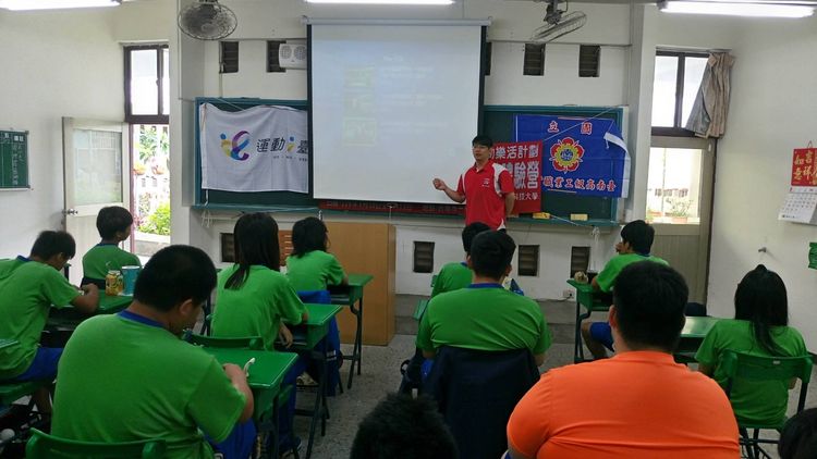 黃子軒突破視覺障礙並獲獎無數，現推廣視障保齡球。教育部提供