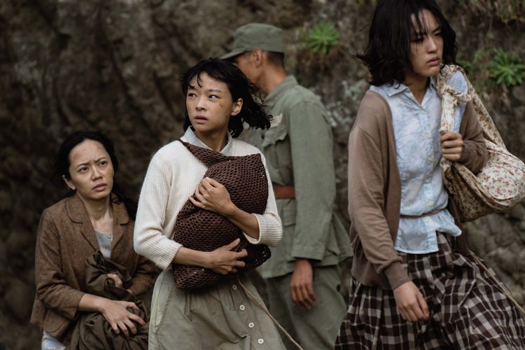 余珮真（中）尋找當年威權時期下，留在每個政治受難者基因裡的恐懼感。牽猴子提供