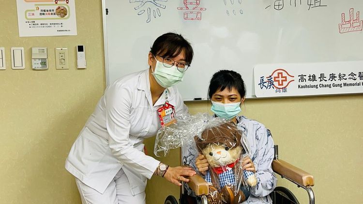 屏東超商女店員被楊姓挖眼，經高雄長庚診治保住視力。高雄長庚醫院提供