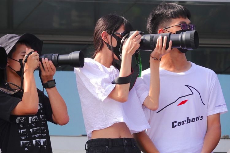 現場還有女攝影前來拍照。施昂強攝