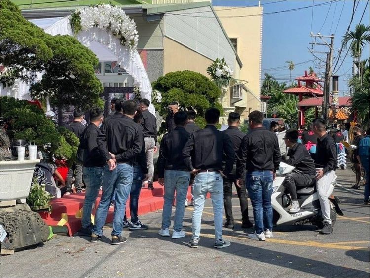 告別式現場不少人盛裝著黑衣參與。警方提供