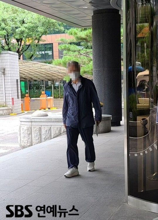 朴父昨踹完朴修弘後走出地院。翻攝SBS娛樂新聞