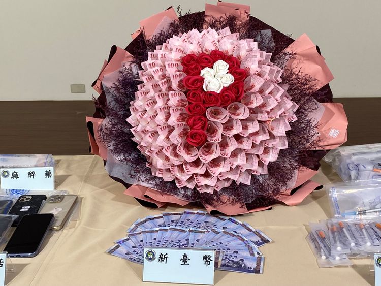 專案小組查扣以百鈔做成的錢花，及違法醫療器材、針劑。台中專勤隊提供