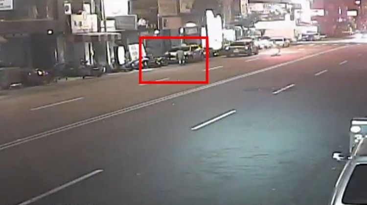 連嫌靠近車子準備下手。讀者提供
