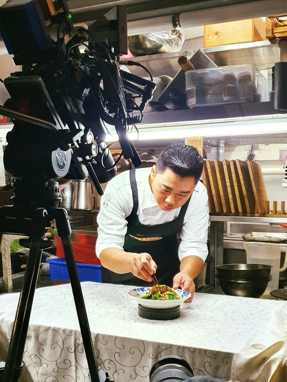 膳馨連結台灣小農，與不用傳統藥物灌溉土地的科技農夫買食材，並使用傳統無添加純天然的日曬醬油、天然日曬鹽。業者提供