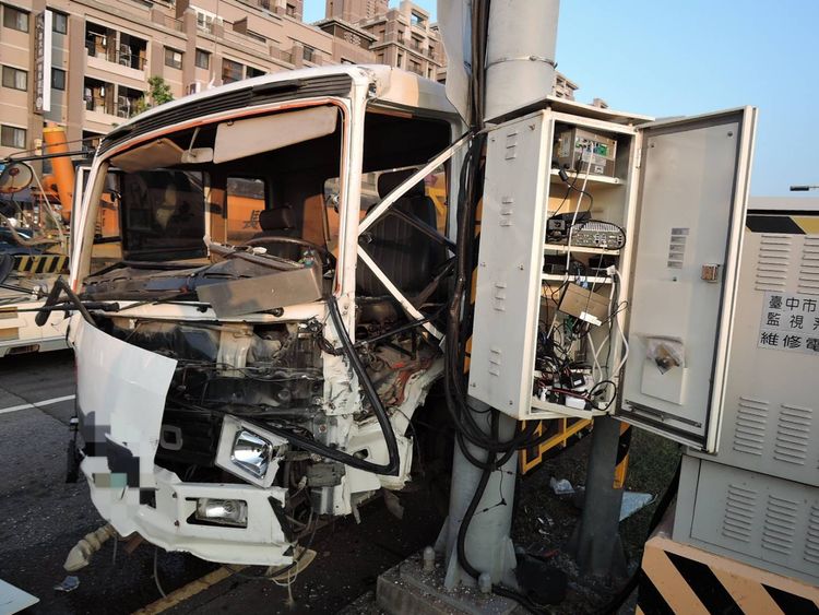 肇事大貨車車頭嚴重毀損，駕駛幸運僅雙手挫傷。讀者提供