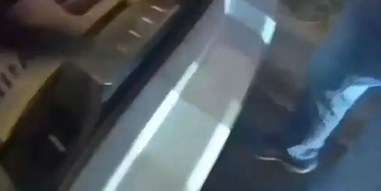 蘇男躲在白牌計程車的後車廂，被警方抓包。翻攝畫面