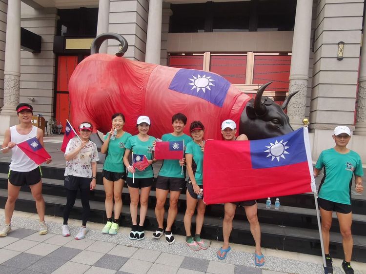 范源金說，當初會舉辦國慶路跑，是因為覺得拿著國旗跑步感覺很帥，也獲得跑友們熱烈的響應。主辦單位提供