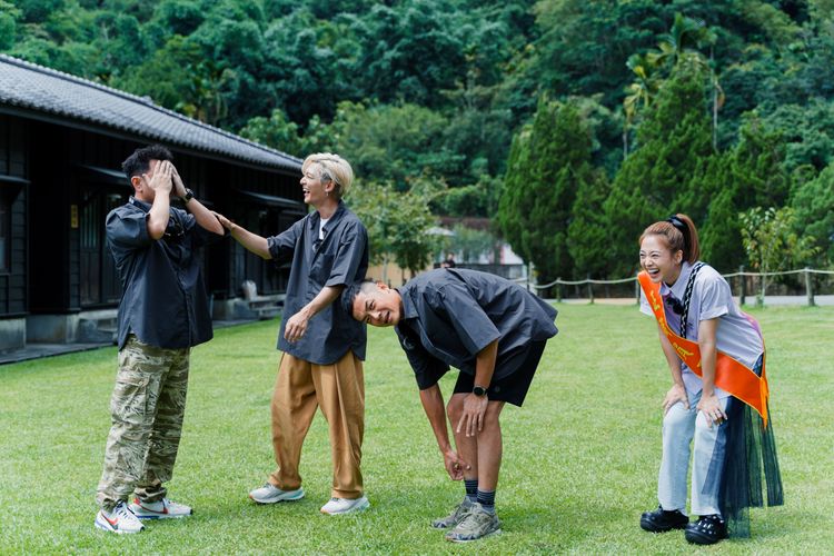 《嗨!營業中》庹宗康(左起)、炎亞綸、姚元浩、吳映潔等抽籤決定誰是店長。好看娛樂提供