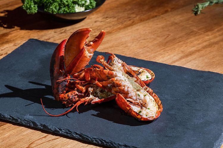 每周三4位成人同行點義式沙拉吧及28盎司以上美國頂級30天乾式熟成牛排，送波士頓龍蝦1隻加David Herve生蠔4顆。業者提供