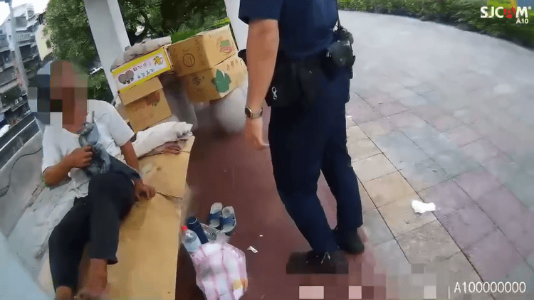 警方在公園逮捕正在睡覺的陳男。蘆洲警分局提供