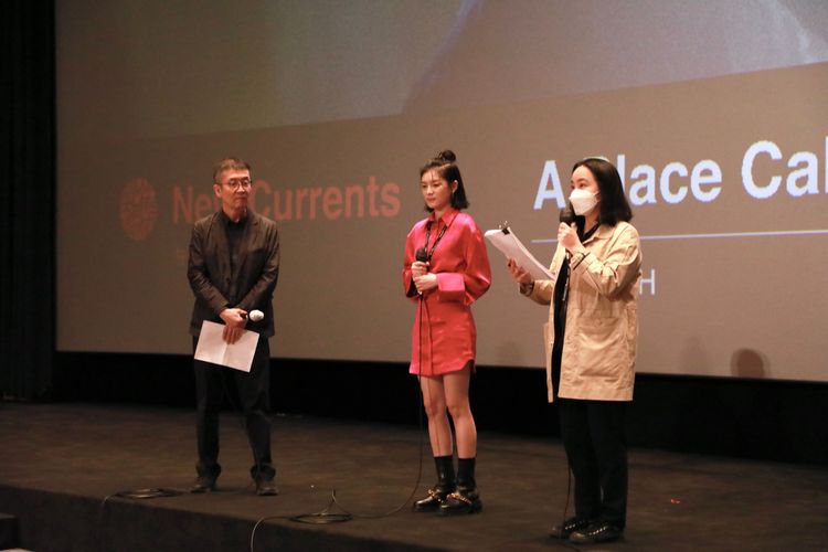 宸頤（中）首次出席釜山影展。青春期影視提供