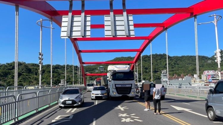 這起車禍佔據關渡橋往淡水方向車道，導致關渡橋大壅塞。蘆洲警分局提供