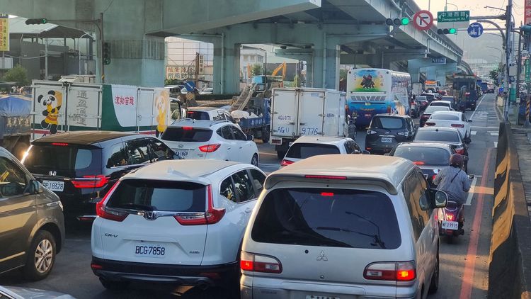 連假前夕車流開始湧現。黃子騰攝