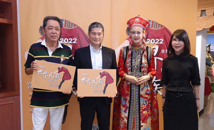 導演朱延平（左起）、文化部長李永得、湯蘭花、蒙藏文化中心主任開心合照。陳明中攝