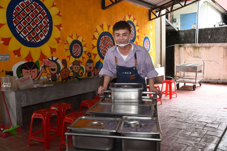 許富凱早起為大家做午餐。十得私廚網路商城提供