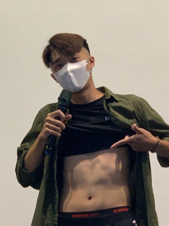 大同醫院急診室護理師李育丞減重有成，今在記者會中露出腹肌。吳慧芬攝