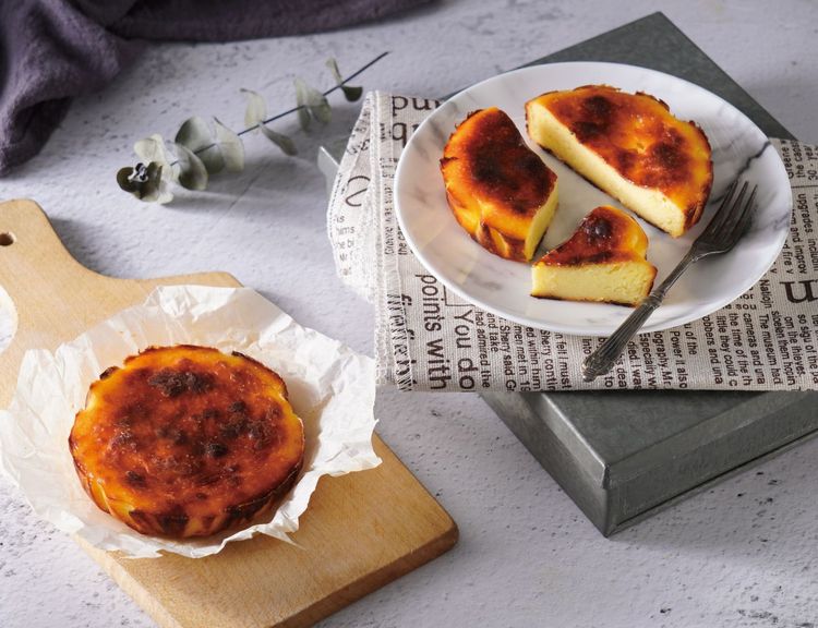 10/1-10/31會員4人同行任點4杯咖啡，加贈巴斯克蛋糕1個，價值150元。業者提供