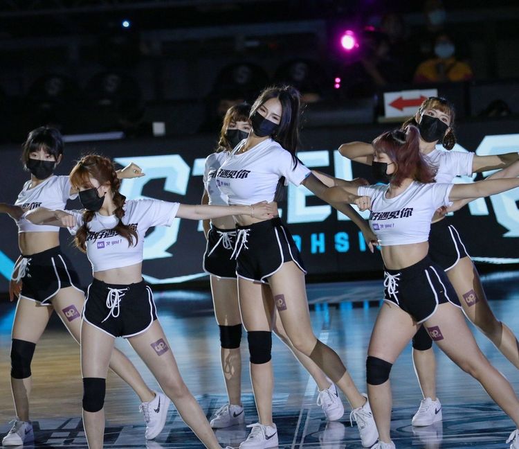 茵茵在鋼鐵人啦啦隊中高人一等。   鋼鐵人提供