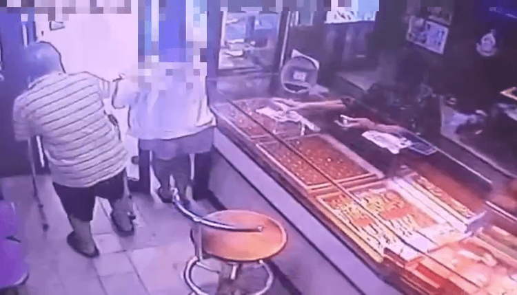 王女趁其他客人打開門時搶奪金戒指奪門而出。三重警分局提供