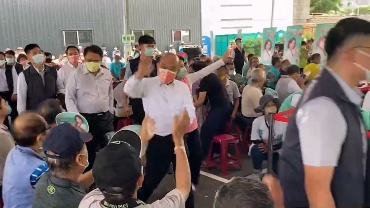 蘇貞昌率候選人等進場。陳宏銘攝