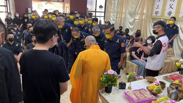 新北市警局長黃宗仁與蘆洲分局官警一同向許姓警員家屬致哀。中華民國善願愛心協會提供