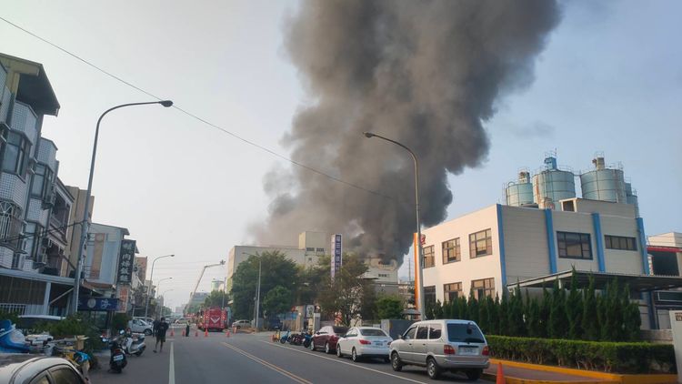 塑膠工廠大火濃煙衝天。苗栗縣消防局提供