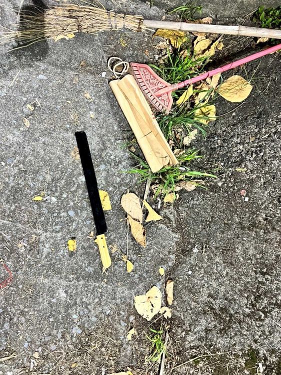 警方查扣劉男棄置在現場的西瓜刀。新店警分局提供