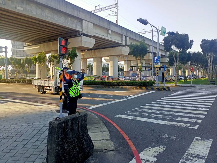 烏日分局員警在烏日高鐵站旁指揮交通。烏日分局提供