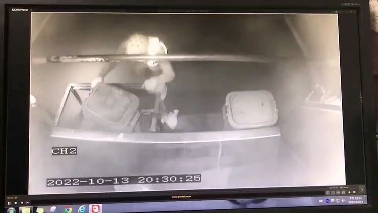 清潔隊員重心不穩往後傾，在摔下車前，他試圖要抓車斗後方的扶手但失敗。翻攝記者爆料網