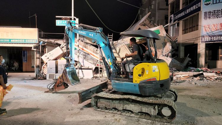 現場怪手進入準備開挖。黃瑞娟攝