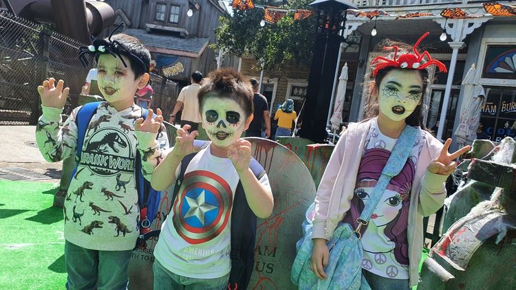 墓碑鎮期間還有限定新鮮玩法，到遊樂園體驗「萬聖特效化妝」，經由專業彩妝師神來一筆，讓民眾也能變身喪屍融入鬼怪情境中。六福村提供