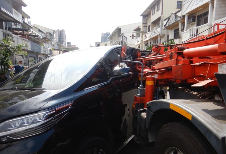 吊車吊臂差點擊中商旅車駕駛。讀者提供