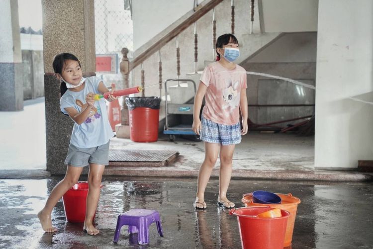 小朋友愉快的玩水槍。屏縣社會處提供