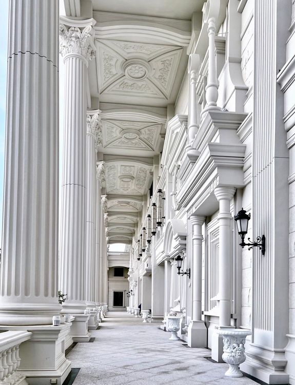 全台最長200公尺、高14公尺巴洛克風愛奧尼式柱廊道，城堡內外共有24根。業者提供