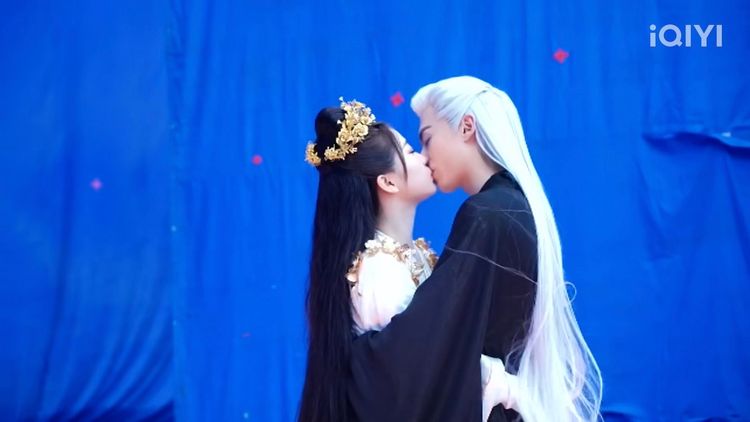 見面會上公開未曝光過的吻戲花絮。翻攝自愛奇藝國際站