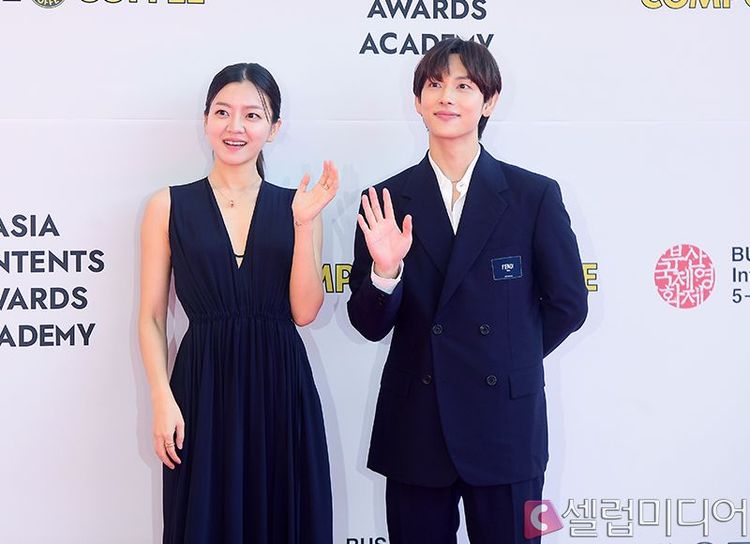 任時完（右）與《Tracer》搭檔高我星一起走紅毯。翻攝celuv media 