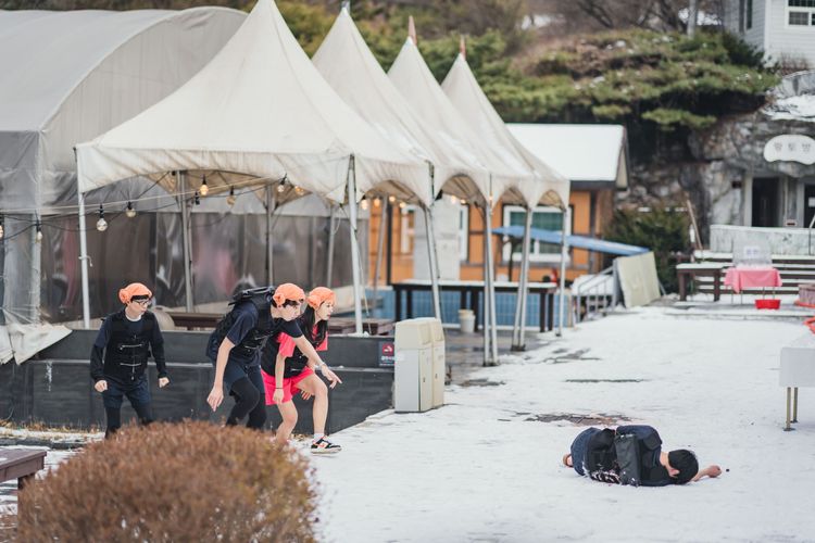 劉在錫（左起）、李光洙、俞利為了完成任務，在冬天寒冷的氣候中玩遊戲。Disney+提供