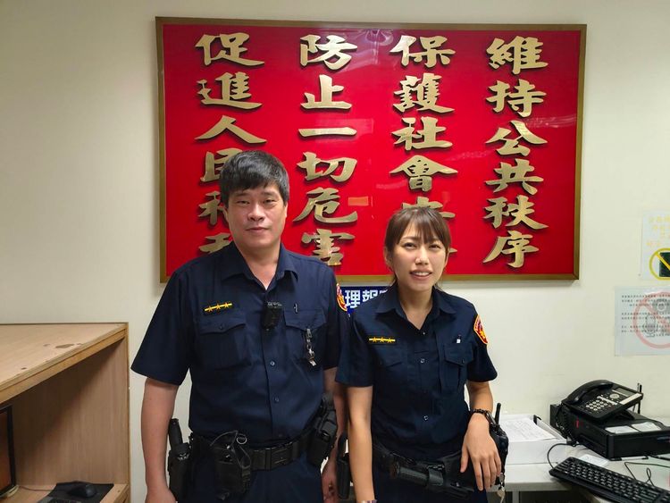 大同分局民族路派出所警員楊正義（左）、吳家瑜（右）協助蔡女就醫。翻攝畫面