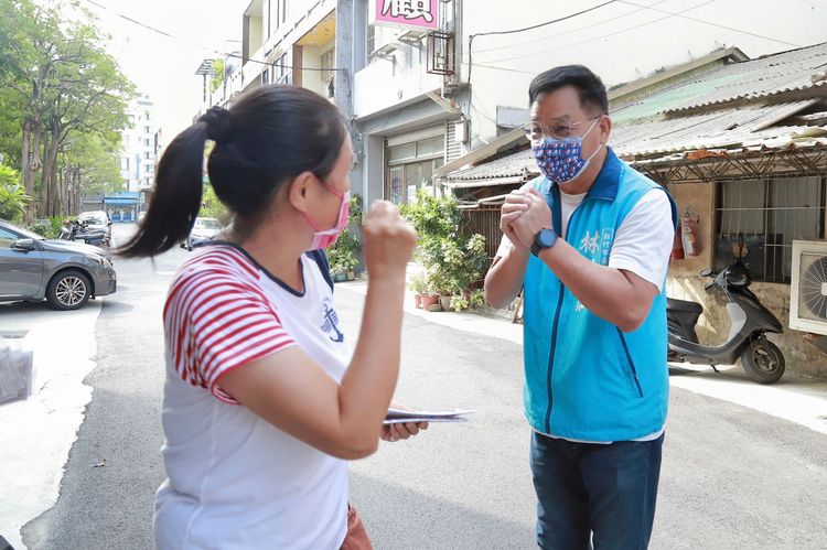 林耕仁今天來到新民里掃街拜票。林耕仁競總提供