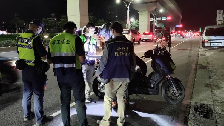 警方與環保局、監理站人員聯合稽查。淡水警分局提供