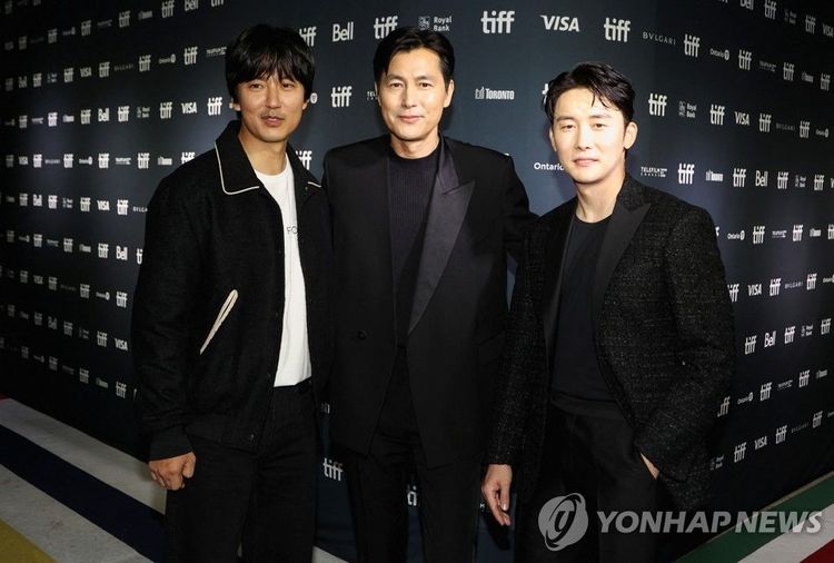 金南佶（左起）是鄭雨盛導演處女作《保護者》的男主角，日前與同片的金準韓受邀參加多倫多影展。韓聯社