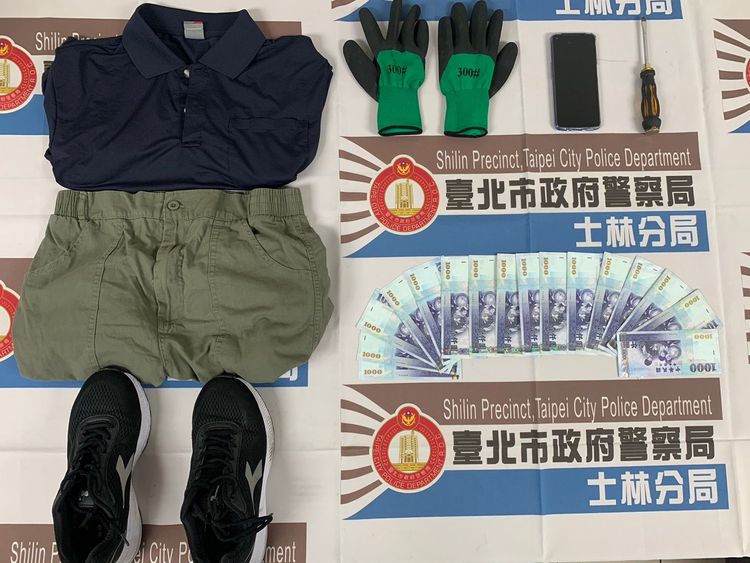 警方查獲剩餘贓款與犯案工具。翻攝畫面