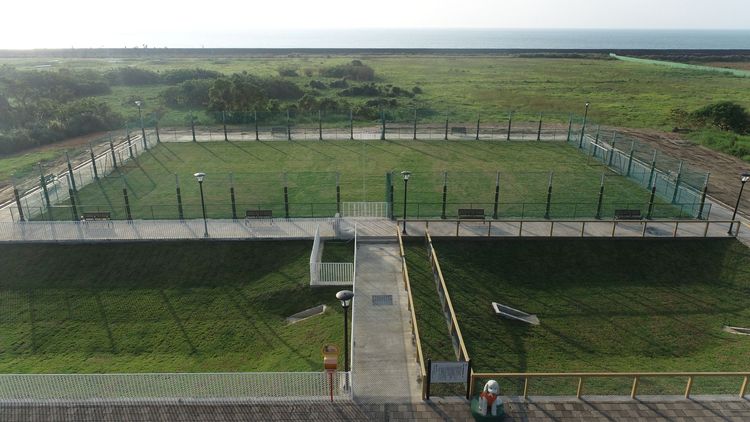 五人制草地足球場是新濱公園的亮點。工務局提供