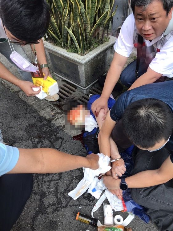 警方合力幫忙陳坤和止血。翻攝畫面