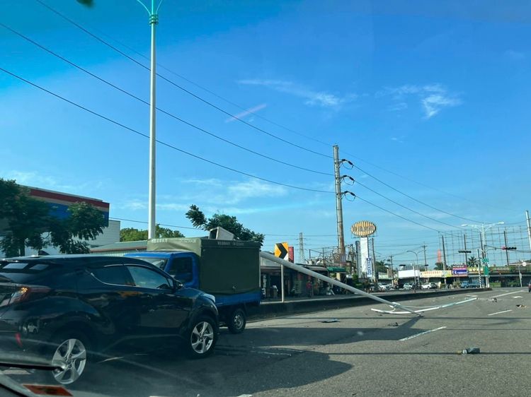 小貨車疑因爆胎肇事。翻攝霧峰人俱樂部