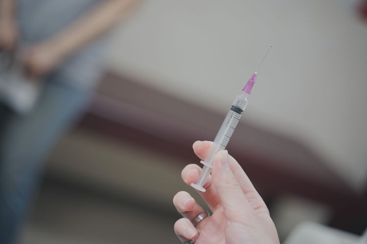 新竹某診所遭員工爆料，不但施打過期疫苗，且還聘用沒執照的護理人員、藥師幫忙注射、調藥。新竹市政府提供