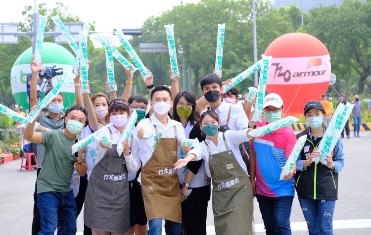 鄭朝方表示，他自己本身就非常熱愛運動，但竹北市的基礎建設上，對運動者並不友善。因此在這次政見裡，關注到竹北市民沒有好的運動環境。鄭朝方競辦提供