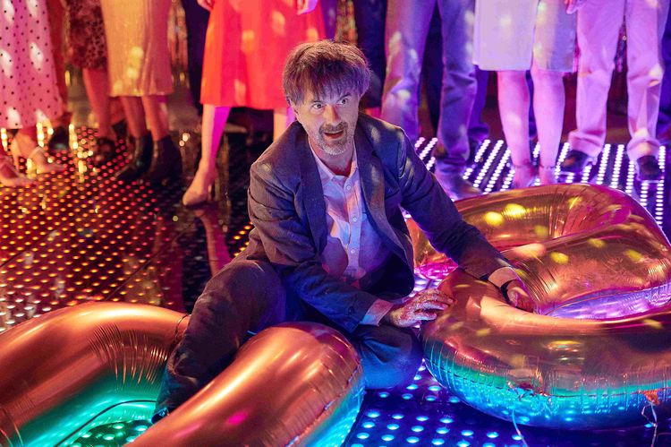 德國喜劇影帝克里斯多福赫斯特在電影《趴兔青春期》飾演在「熟齡青春期」連番撞牆的作家。海鵬影業提供