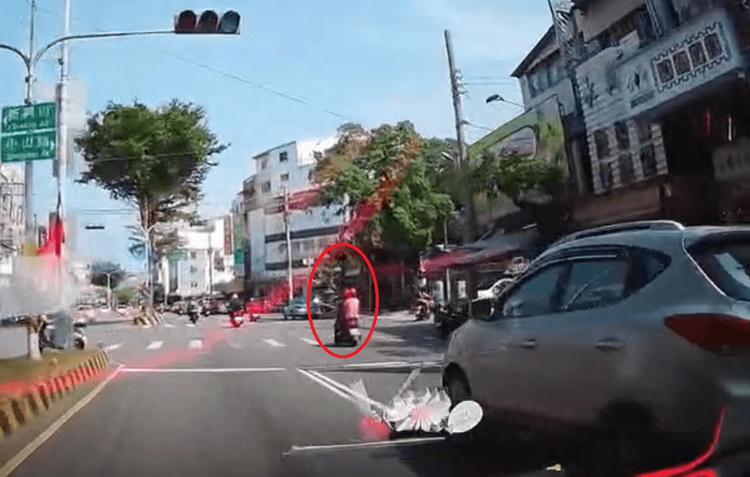 機車本來行駛在外側車道。翻攝沙鹿之美